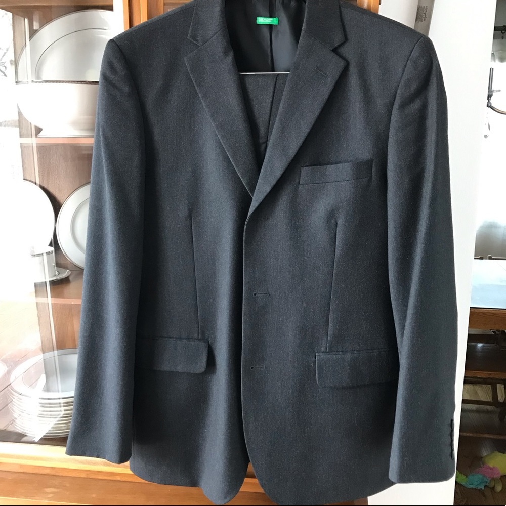 United Colors of Benetton Charcoal 3btn/1vent suit